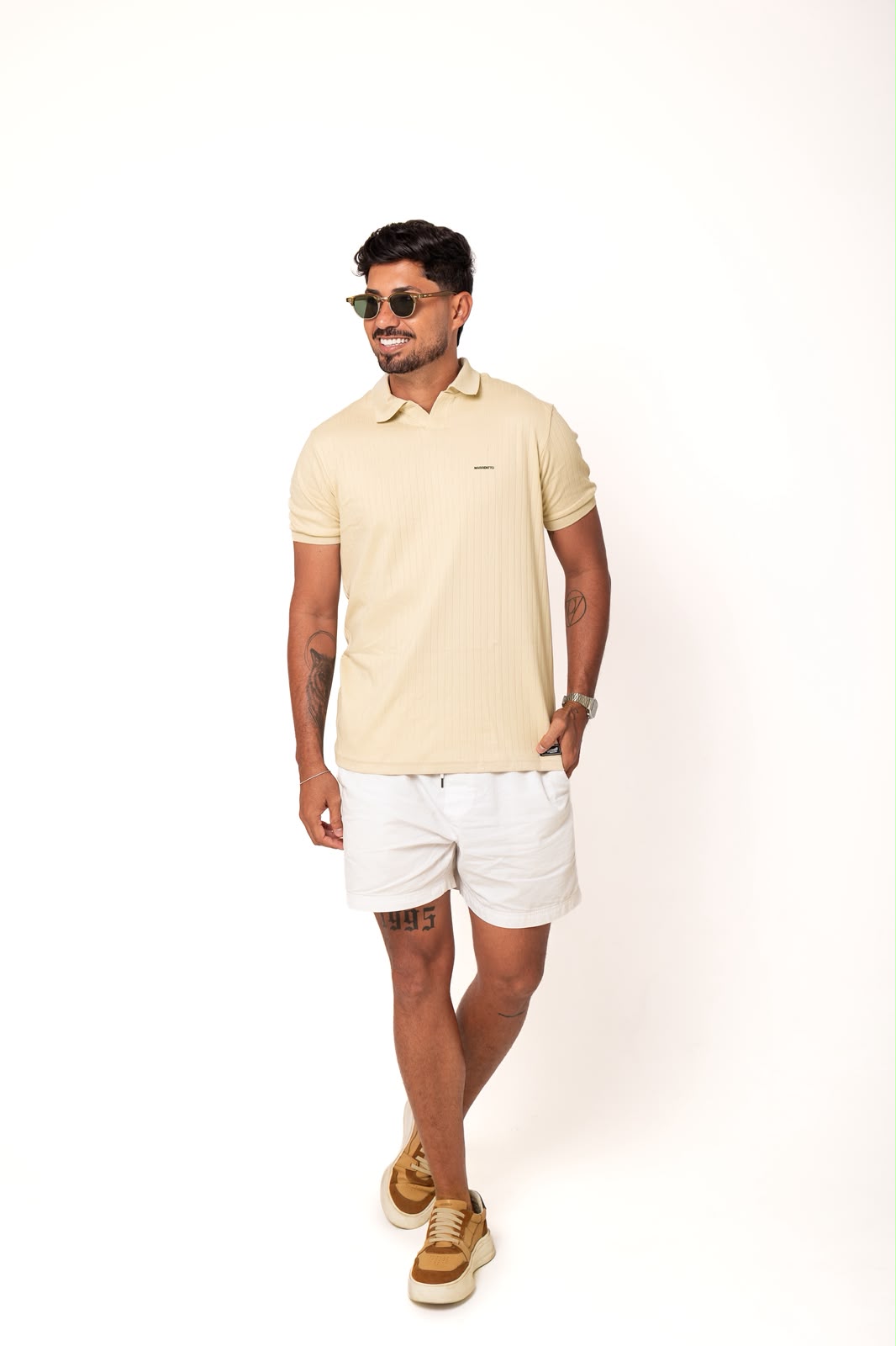 Modelo USE MARRENTTO com polo bege